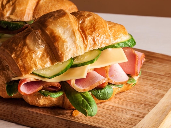 Croissant met ham en kaas