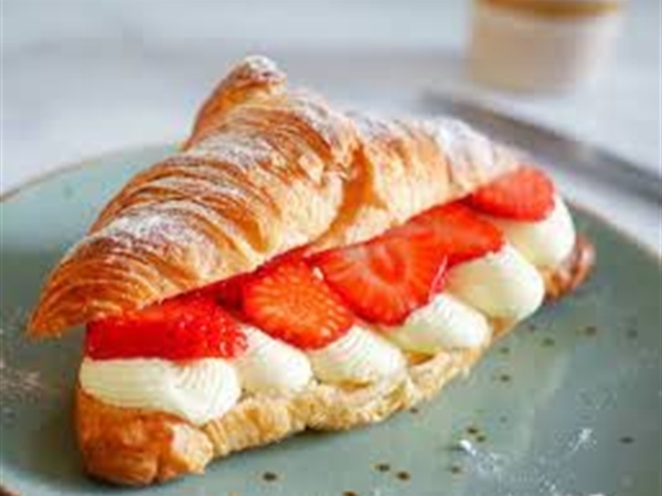croissant met room en aardbeien